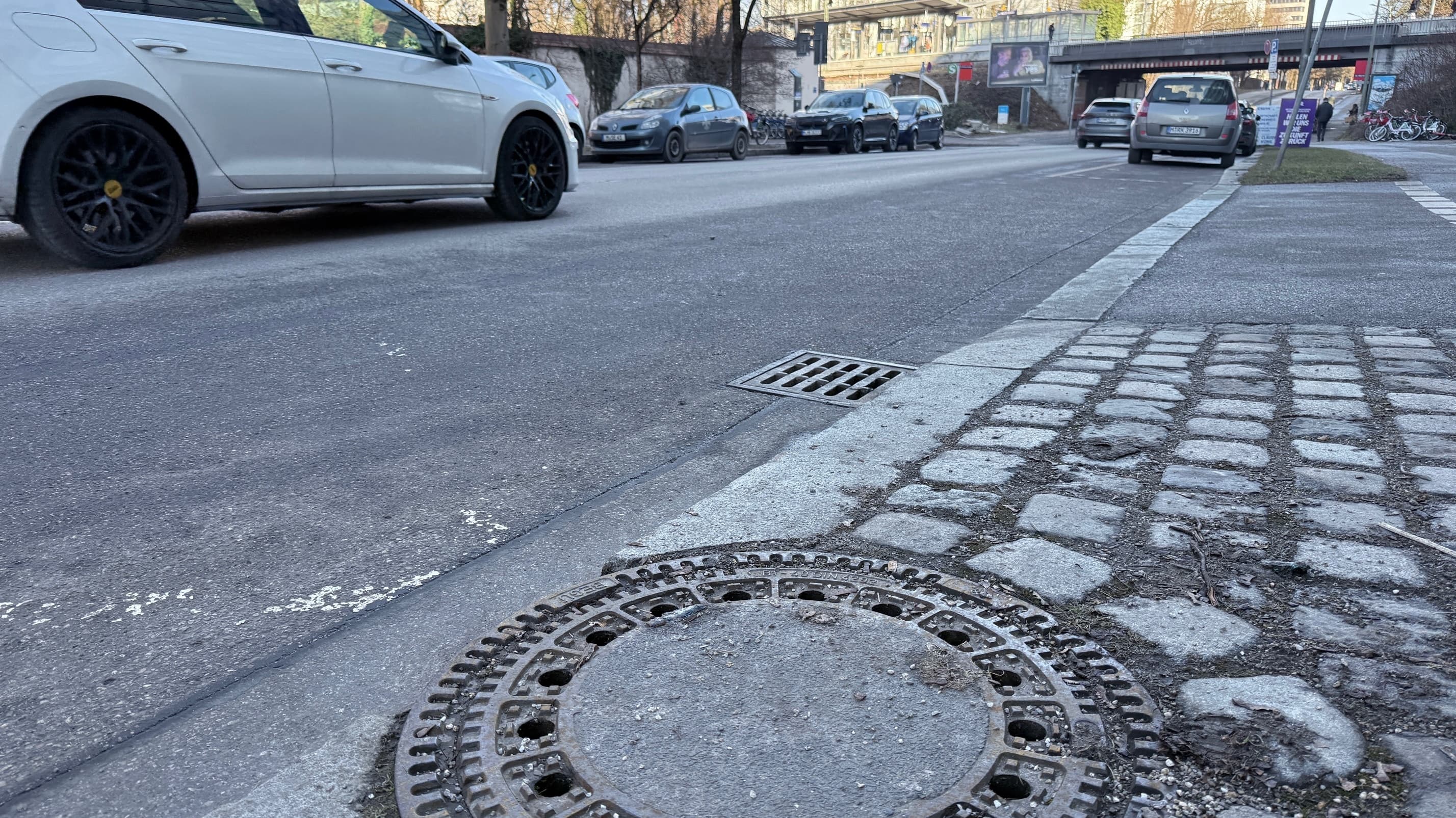 Parkregeln: Schachtdeckel müssen freigehalten werden